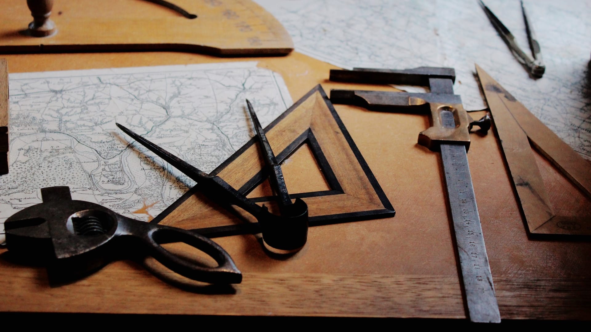 herramientas de dibujo sobre una mesa de trabajo