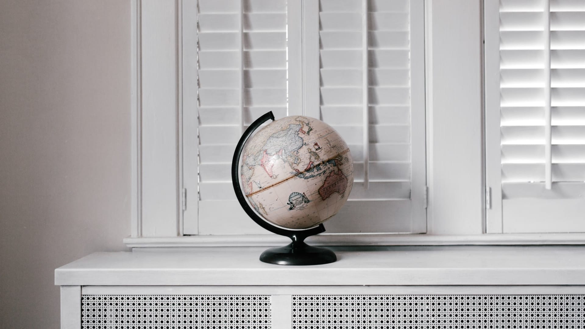 globo terráqueo sobre mesa blanca